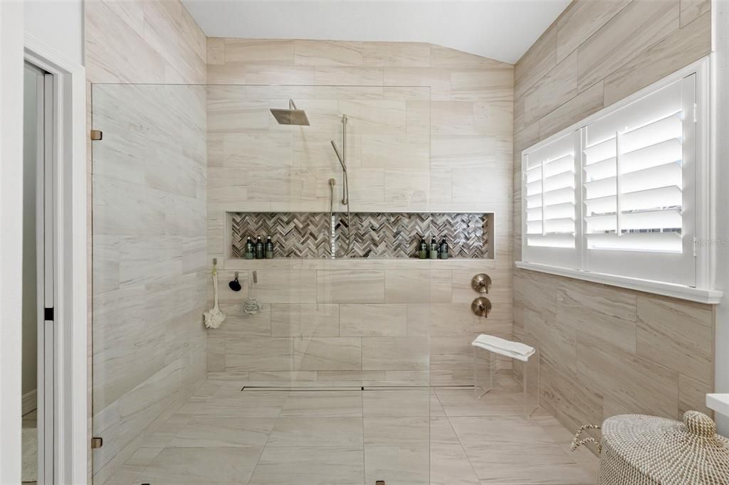 Activo con contrato: $630,000 (4 camas, 3 baños, 2590 Pies cuadrados)