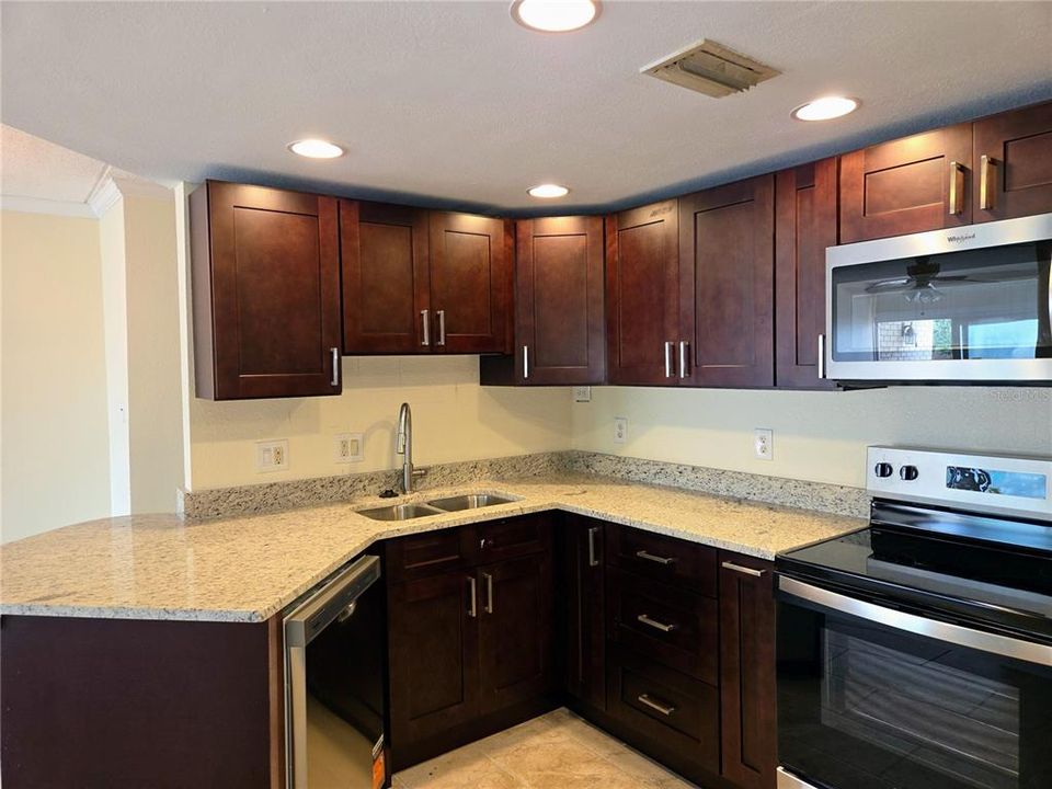 For Rent: $1,800 (1 beds, 1 baths, 645 Square Feet)