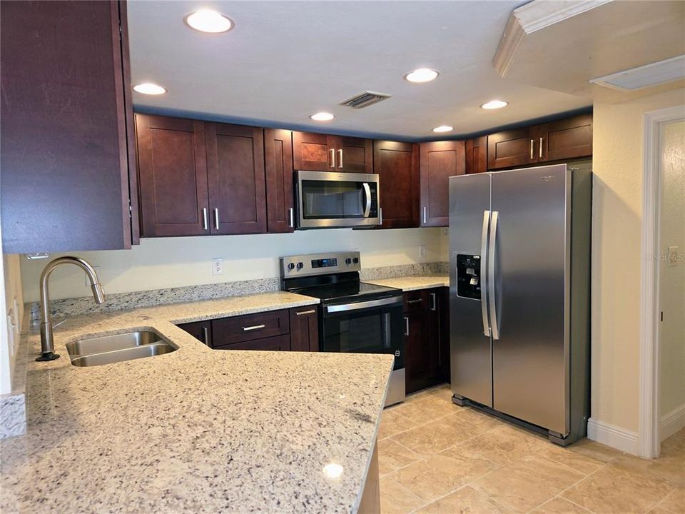 For Rent: $1,800 (1 beds, 1 baths, 645 Square Feet)