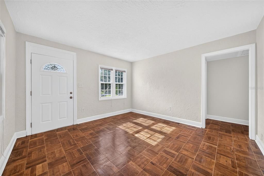 Activo con contrato: $299,000 (2 camas, 1 baños, 702 Pies cuadrados)