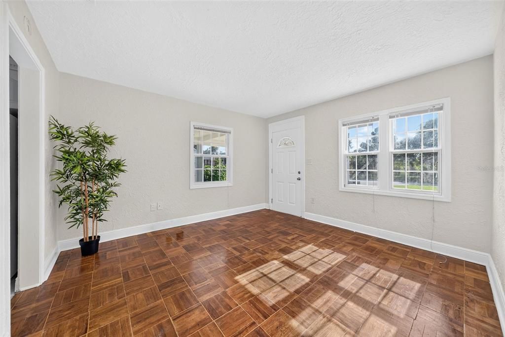 Activo con contrato: $299,000 (2 camas, 1 baños, 702 Pies cuadrados)
