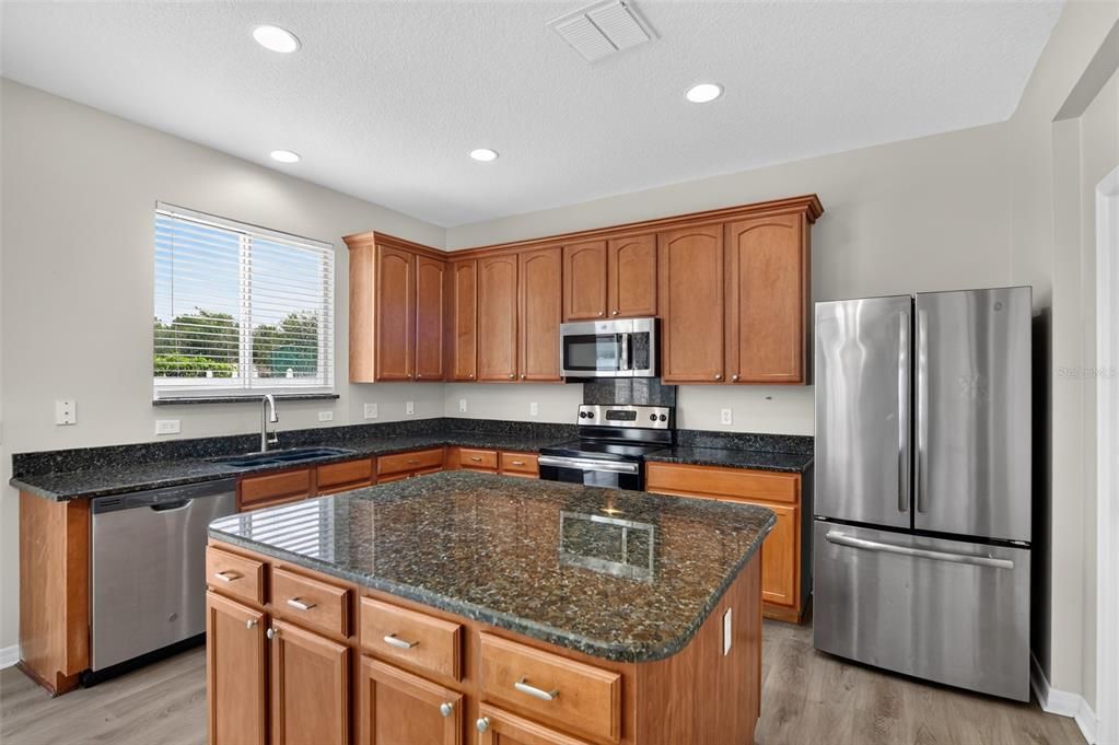 Activo con contrato: $419,900 (4 camas, 2 baños, 2380 Pies cuadrados)