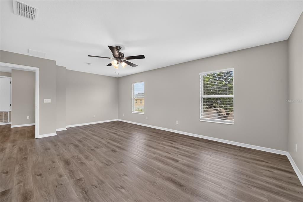 Activo con contrato: $419,900 (4 camas, 2 baños, 2380 Pies cuadrados)
