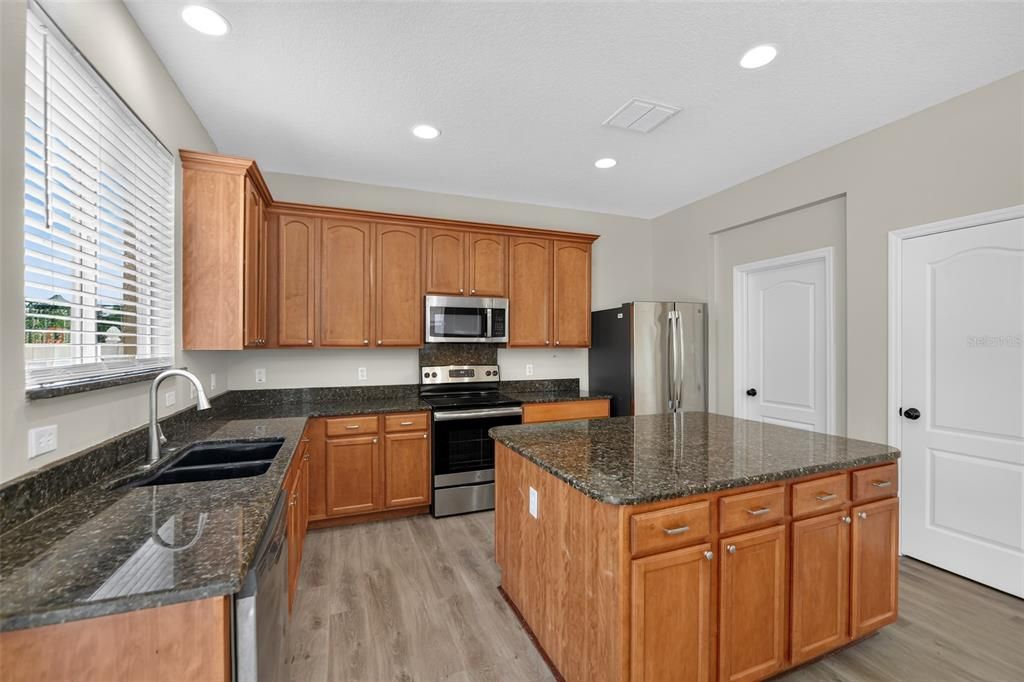 Activo con contrato: $419,900 (4 camas, 2 baños, 2380 Pies cuadrados)