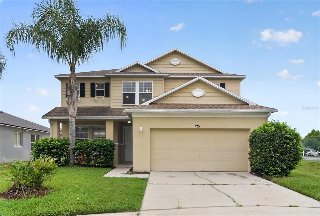 Activo con contrato: $419,900 (4 camas, 2 baños, 2380 Pies cuadrados)