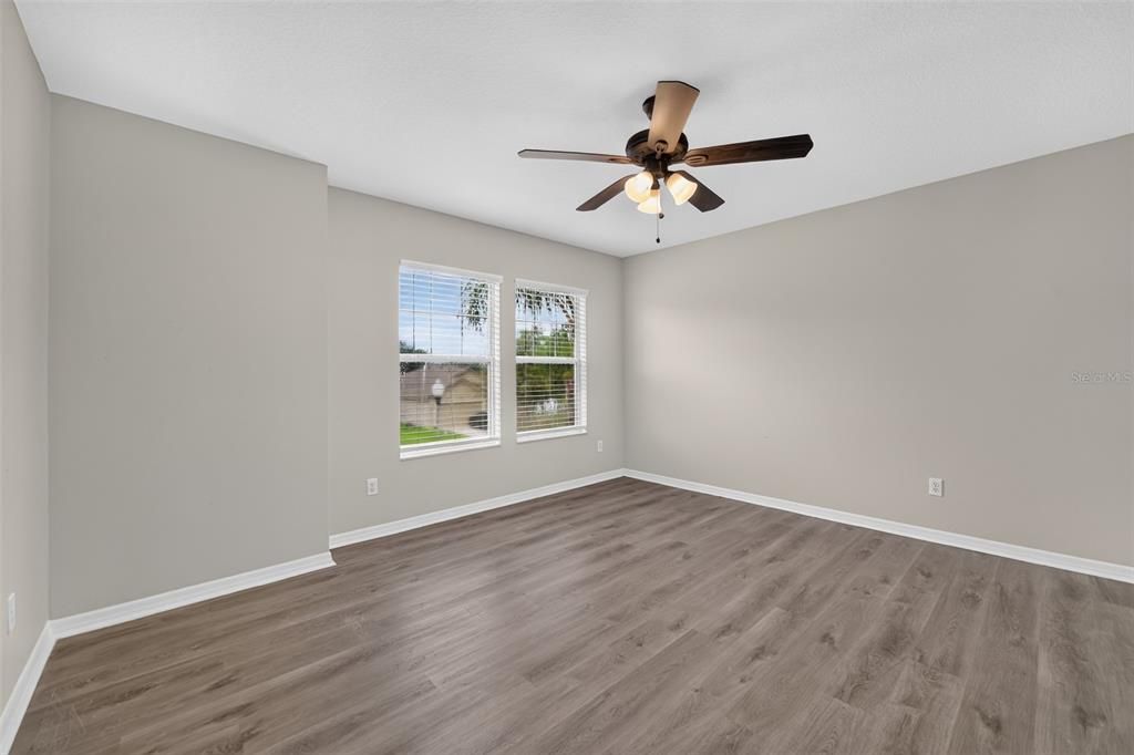 Activo con contrato: $419,900 (4 camas, 2 baños, 2380 Pies cuadrados)