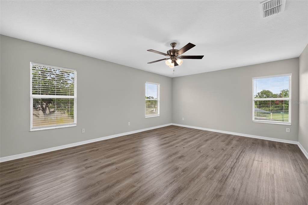 Activo con contrato: $419,900 (4 camas, 2 baños, 2380 Pies cuadrados)