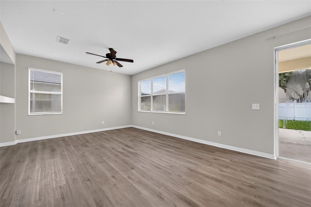 Activo con contrato: $419,900 (4 camas, 2 baños, 2380 Pies cuadrados)