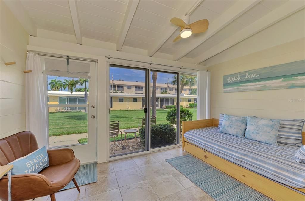 For Sale: $479,000 (1 beds, 1 baths, 708 Square Feet)