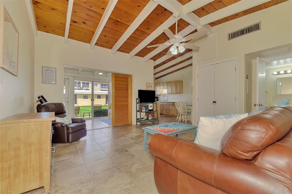 For Sale: $479,000 (1 beds, 1 baths, 708 Square Feet)