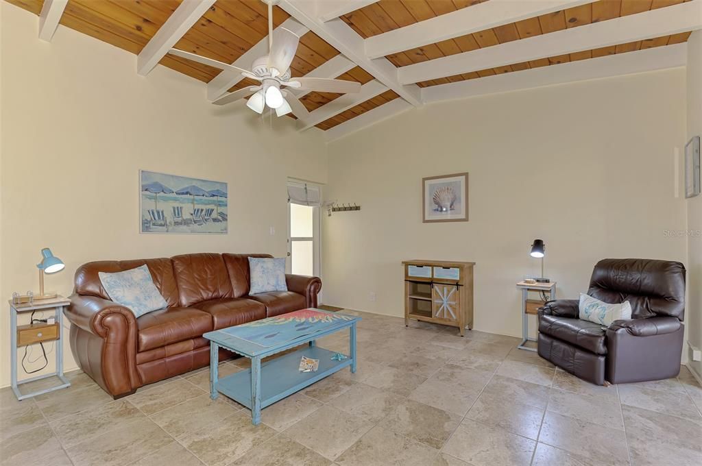 For Sale: $479,000 (1 beds, 1 baths, 708 Square Feet)
