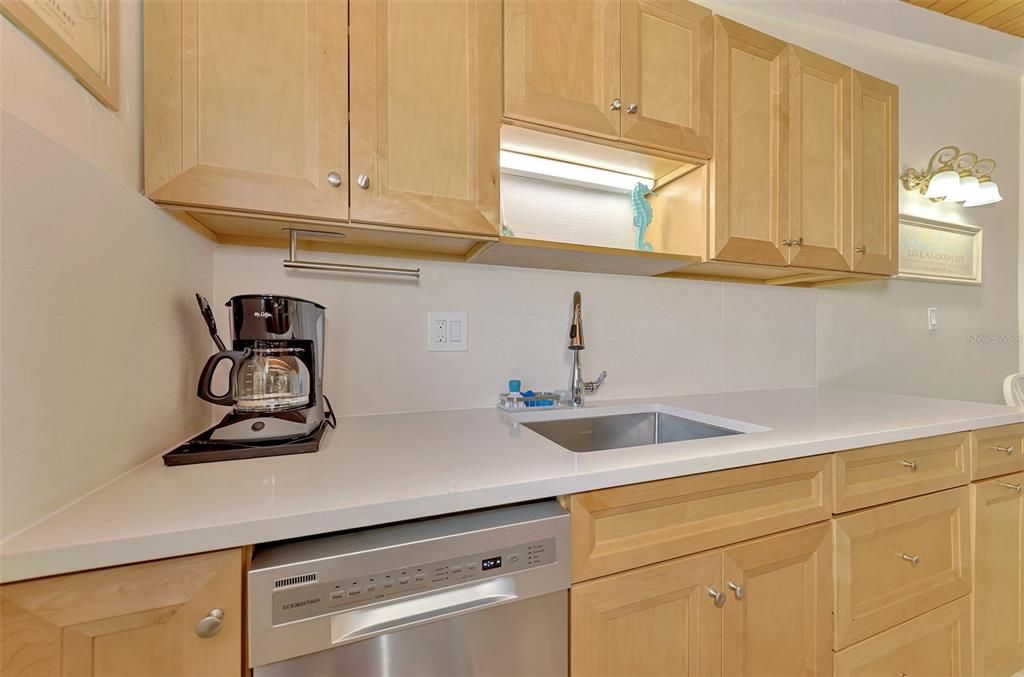 For Sale: $479,000 (1 beds, 1 baths, 708 Square Feet)