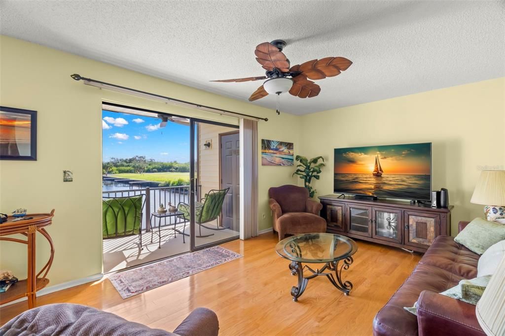 For Sale: $209,900 (2 beds, 2 baths, 1020 Square Feet)
