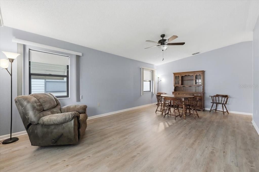 For Sale: $199,900 (2 beds, 1 baths, 1400 Square Feet)