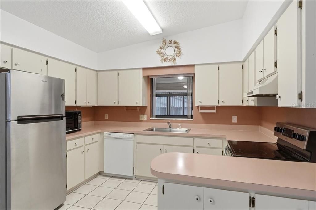 For Sale: $199,900 (2 beds, 1 baths, 1400 Square Feet)