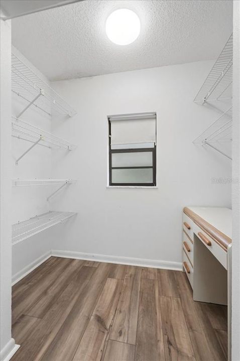 For Sale: $199,900 (2 beds, 1 baths, 1400 Square Feet)