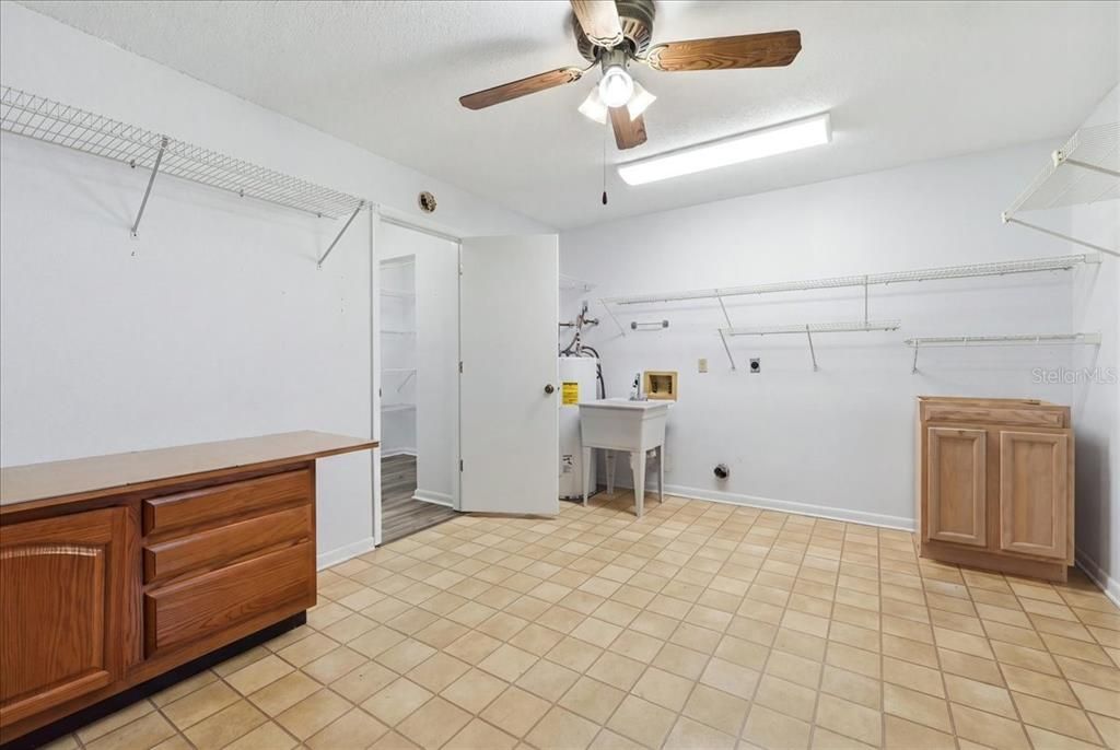 For Sale: $199,900 (2 beds, 1 baths, 1400 Square Feet)