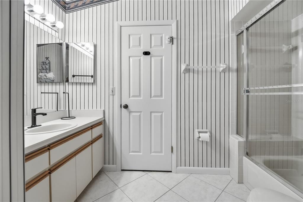 For Sale: $287,500 (3 beds, 2 baths, 1381 Square Feet)