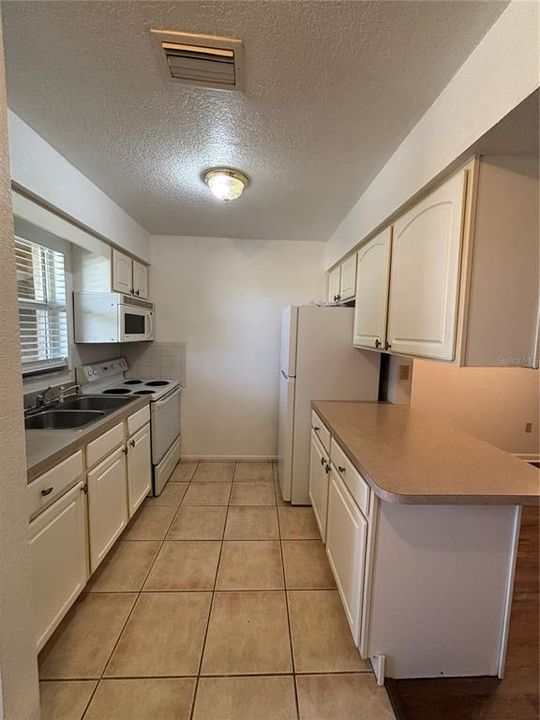 For Rent: $1,300 (2 beds, 1 baths, 895 Square Feet)