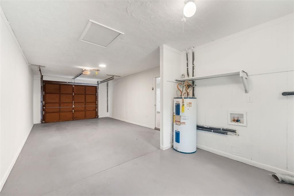 For Sale: $230,000 (2 beds, 2 baths, 957 Square Feet)
