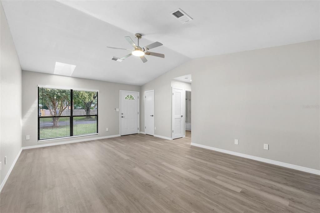 For Sale: $230,000 (2 beds, 2 baths, 957 Square Feet)