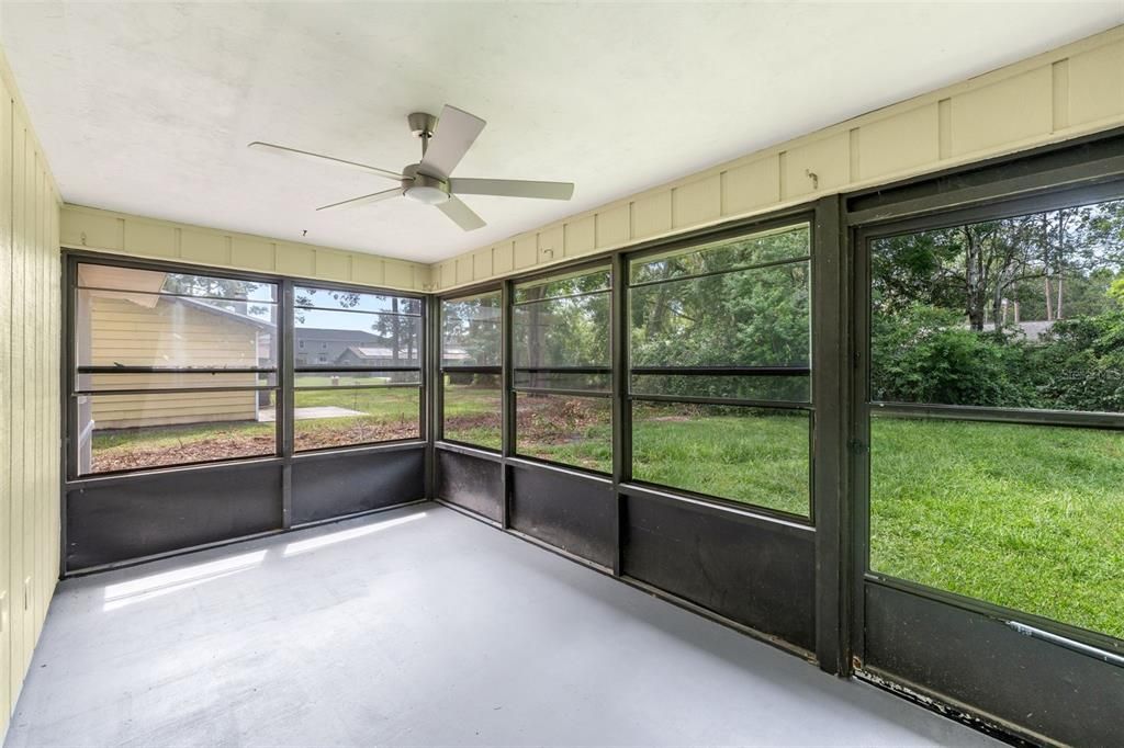 For Sale: $230,000 (2 beds, 2 baths, 957 Square Feet)