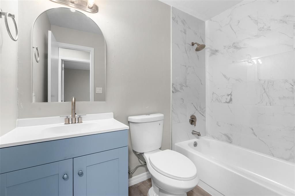 For Sale: $230,000 (2 beds, 2 baths, 957 Square Feet)