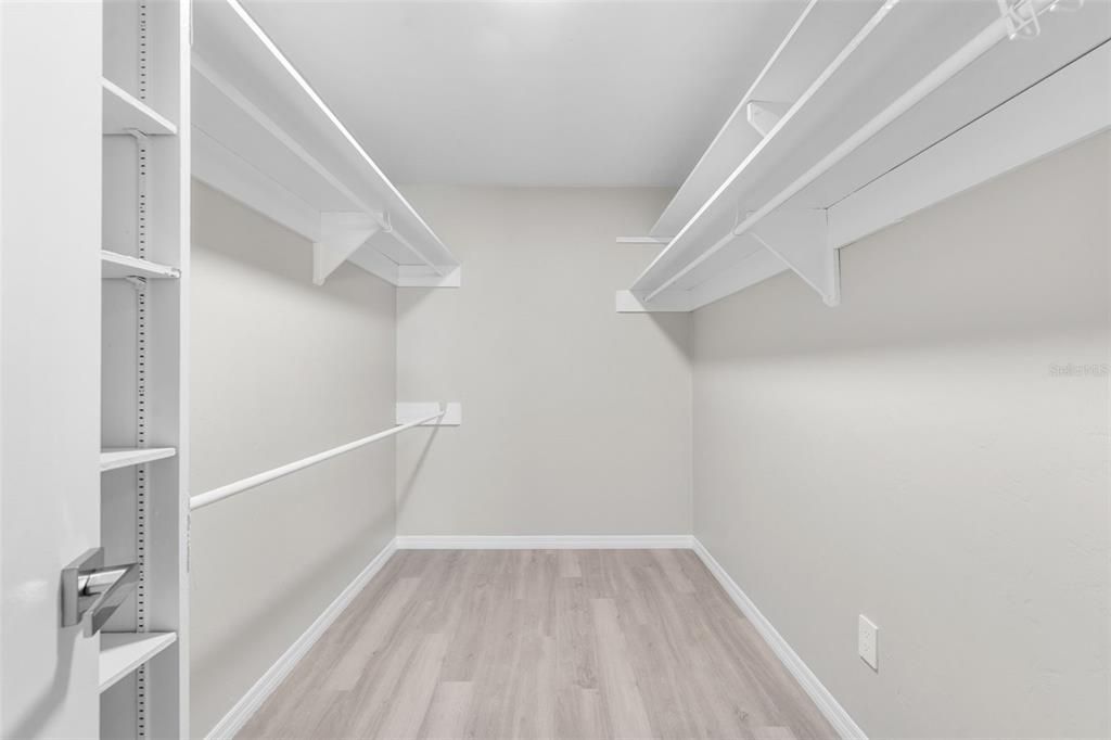 For Sale: $230,000 (2 beds, 2 baths, 957 Square Feet)