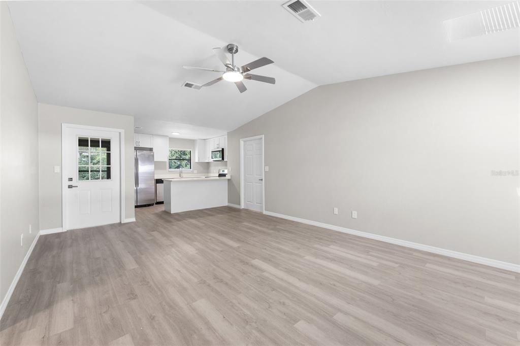 For Sale: $230,000 (2 beds, 2 baths, 957 Square Feet)