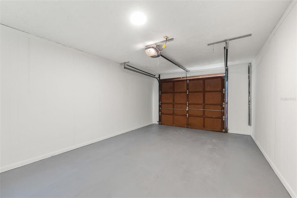 For Sale: $230,000 (2 beds, 2 baths, 957 Square Feet)