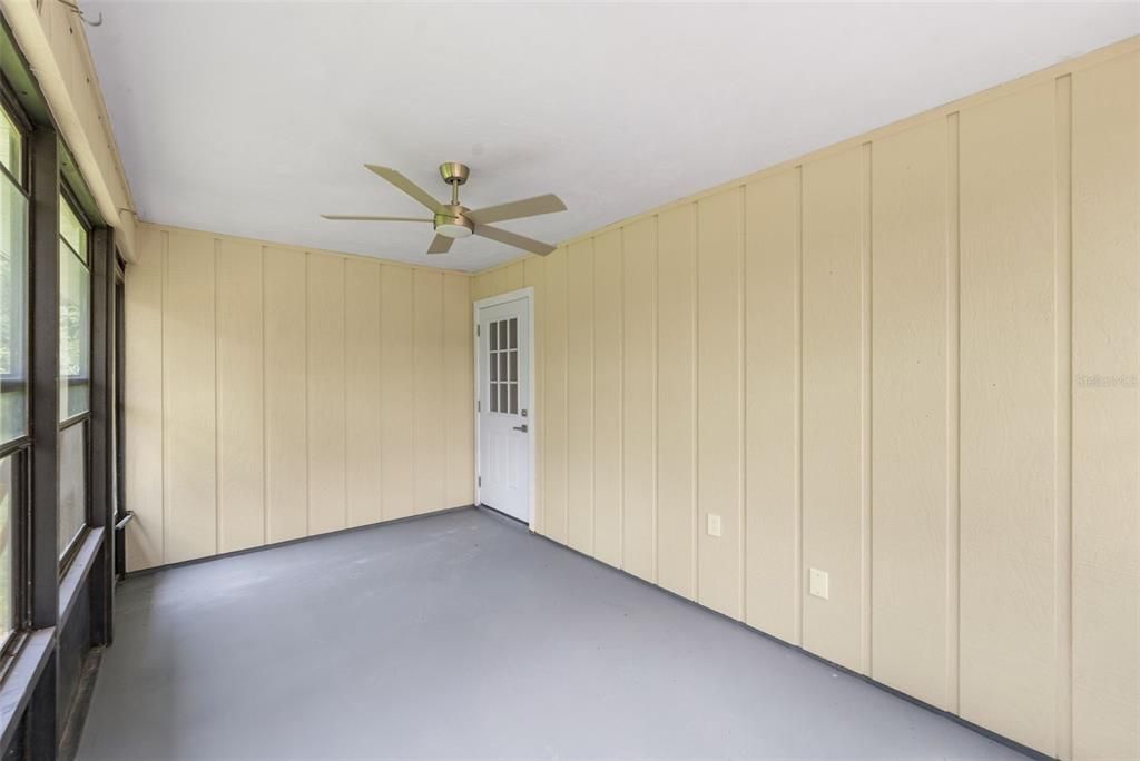 For Sale: $230,000 (2 beds, 2 baths, 957 Square Feet)