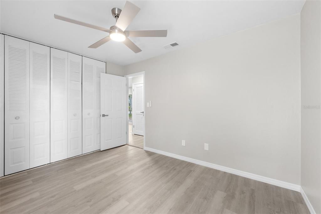 For Sale: $230,000 (2 beds, 2 baths, 957 Square Feet)