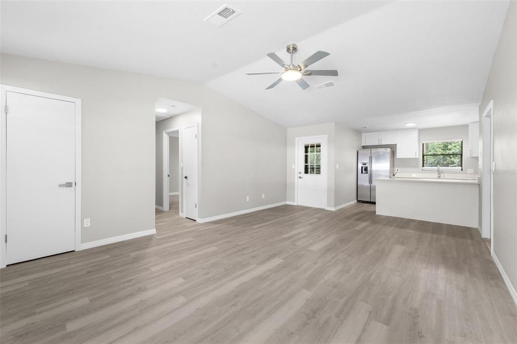 For Sale: $230,000 (2 beds, 2 baths, 957 Square Feet)