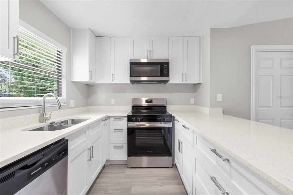 For Sale: $230,000 (2 beds, 2 baths, 957 Square Feet)