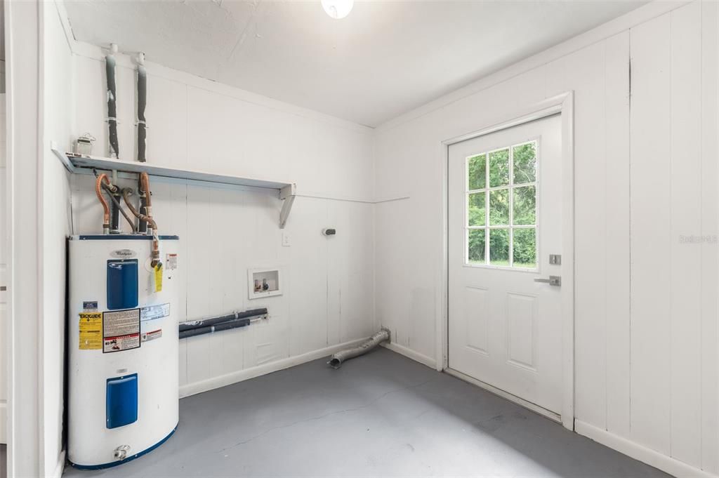 For Sale: $230,000 (2 beds, 2 baths, 957 Square Feet)