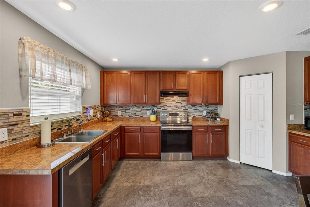 For Sale: $369,000 (3 beds, 2 baths, 1920 Square Feet)