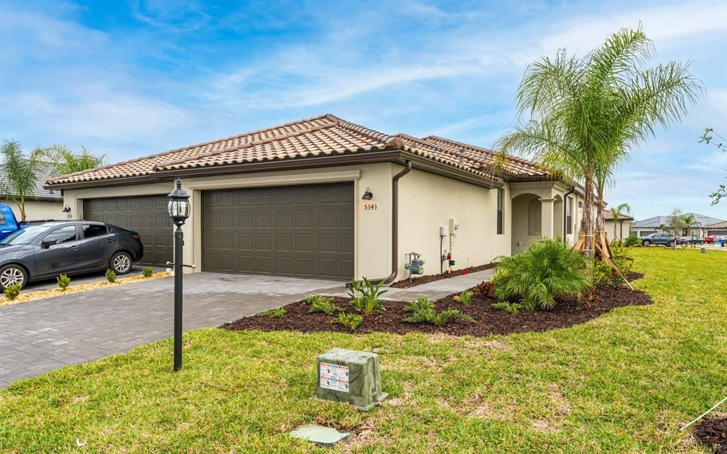 For Rent: $2,595 (2 beds, 2 baths, 1564 Square Feet)