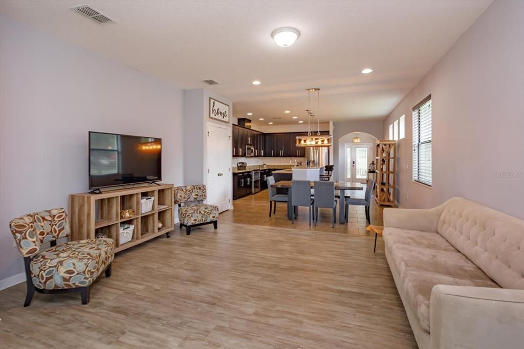 En Venta: $405,000 (4 camas, 2 baños, 2092 Pies cuadrados)