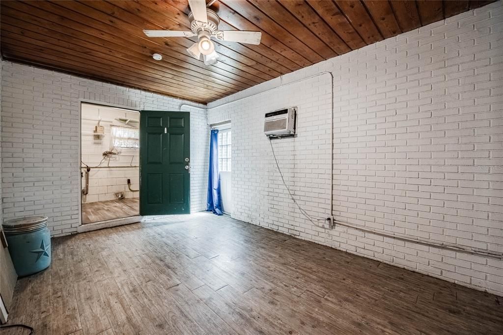 На продажу: $235,000 (3 спален, 1 ванн, 900 Квадратных фут)