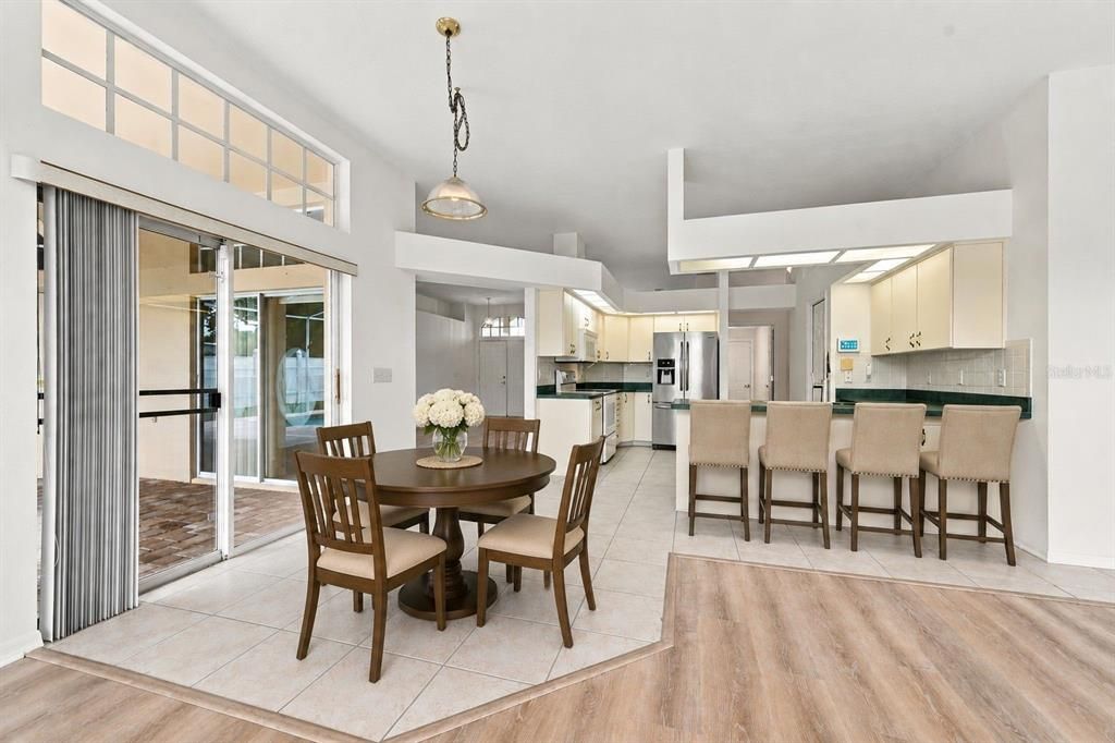 En Venta: $425,000 (4 camas, 3 baños, 2240 Pies cuadrados)