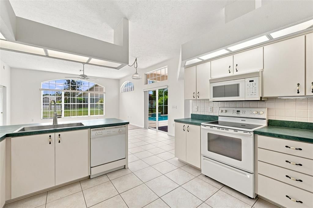En Venta: $425,000 (4 camas, 3 baños, 2240 Pies cuadrados)