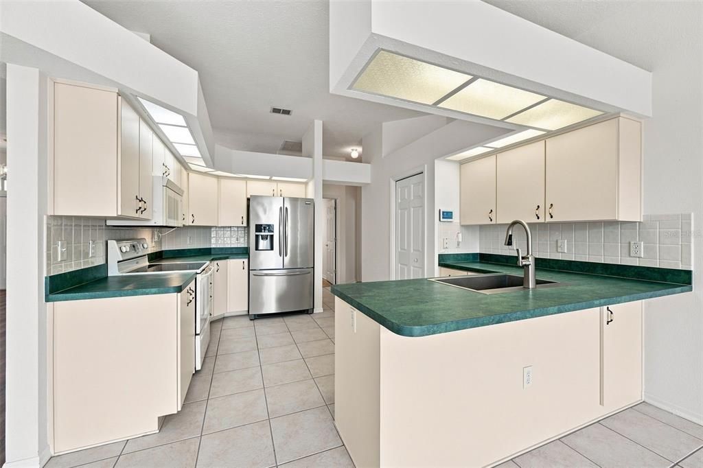 En Venta: $425,000 (4 camas, 3 baños, 2240 Pies cuadrados)
