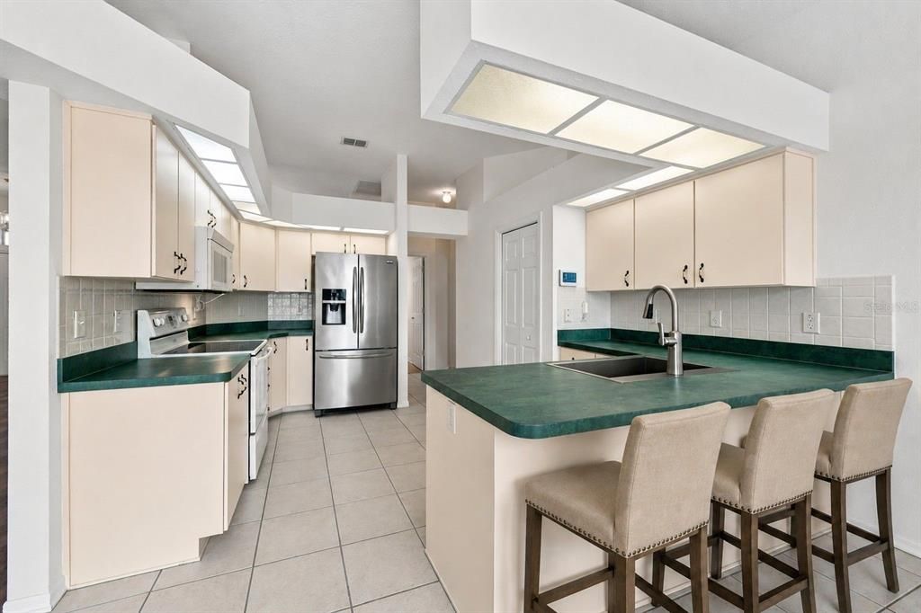 En Venta: $425,000 (4 camas, 3 baños, 2240 Pies cuadrados)