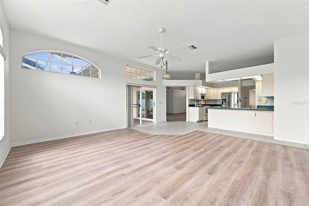 En Venta: $425,000 (4 camas, 3 baños, 2240 Pies cuadrados)