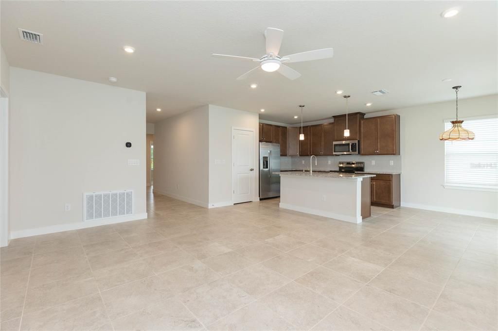 Activo con contrato: $299,000 (3 camas, 2 baños, 1548 Pies cuadrados)