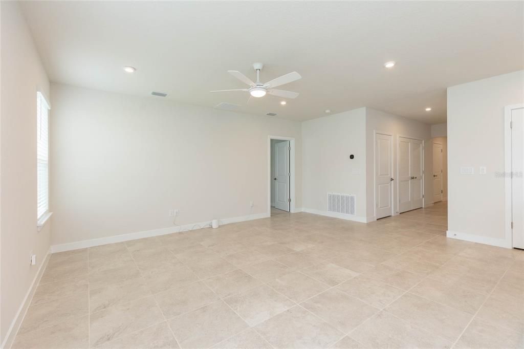 Activo con contrato: $299,000 (3 camas, 2 baños, 1548 Pies cuadrados)