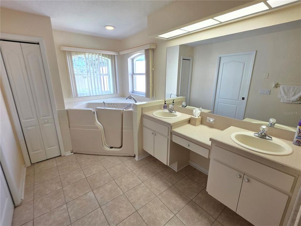 For Sale: $289,900 (3 beds, 2 baths, 1832 Square Feet)