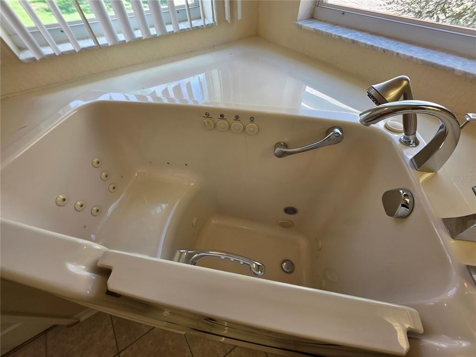 For Sale: $289,900 (3 beds, 2 baths, 1832 Square Feet)
