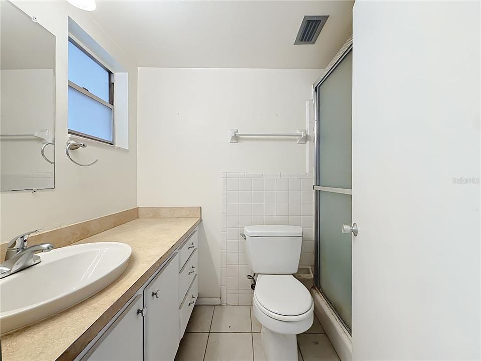 На продажу: $132,500 (2 спален, 2 ванн, 1050 Квадратных фут)