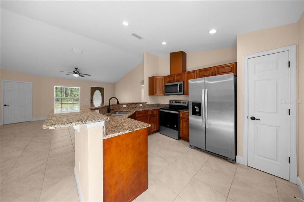 For Sale: $235,000 (3 beds, 2 baths, 1372 Square Feet)